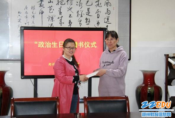 支部书记向党员赠书 支部书记向党员赠书