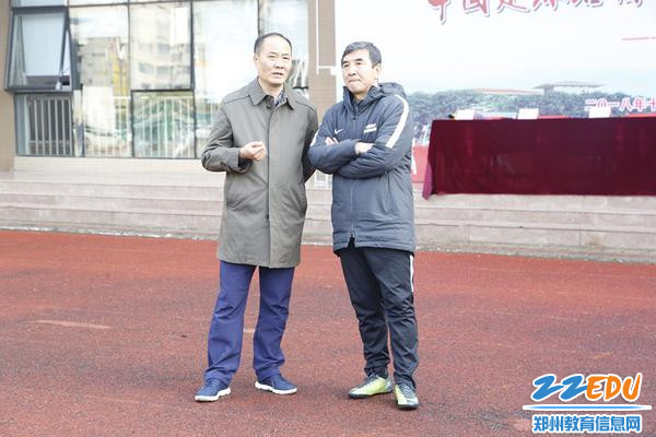 中国足球名宿辅导团成员走进郑州二中