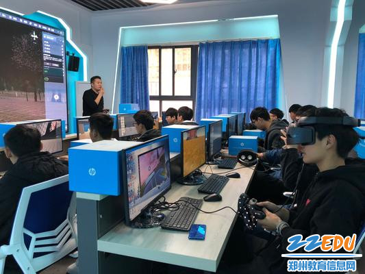  郑州市金融学校VR教室正式投入教学实践