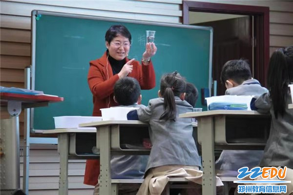 二七区教体局举行核心素养导向下小学科学课堂教学"观摩研讨活动