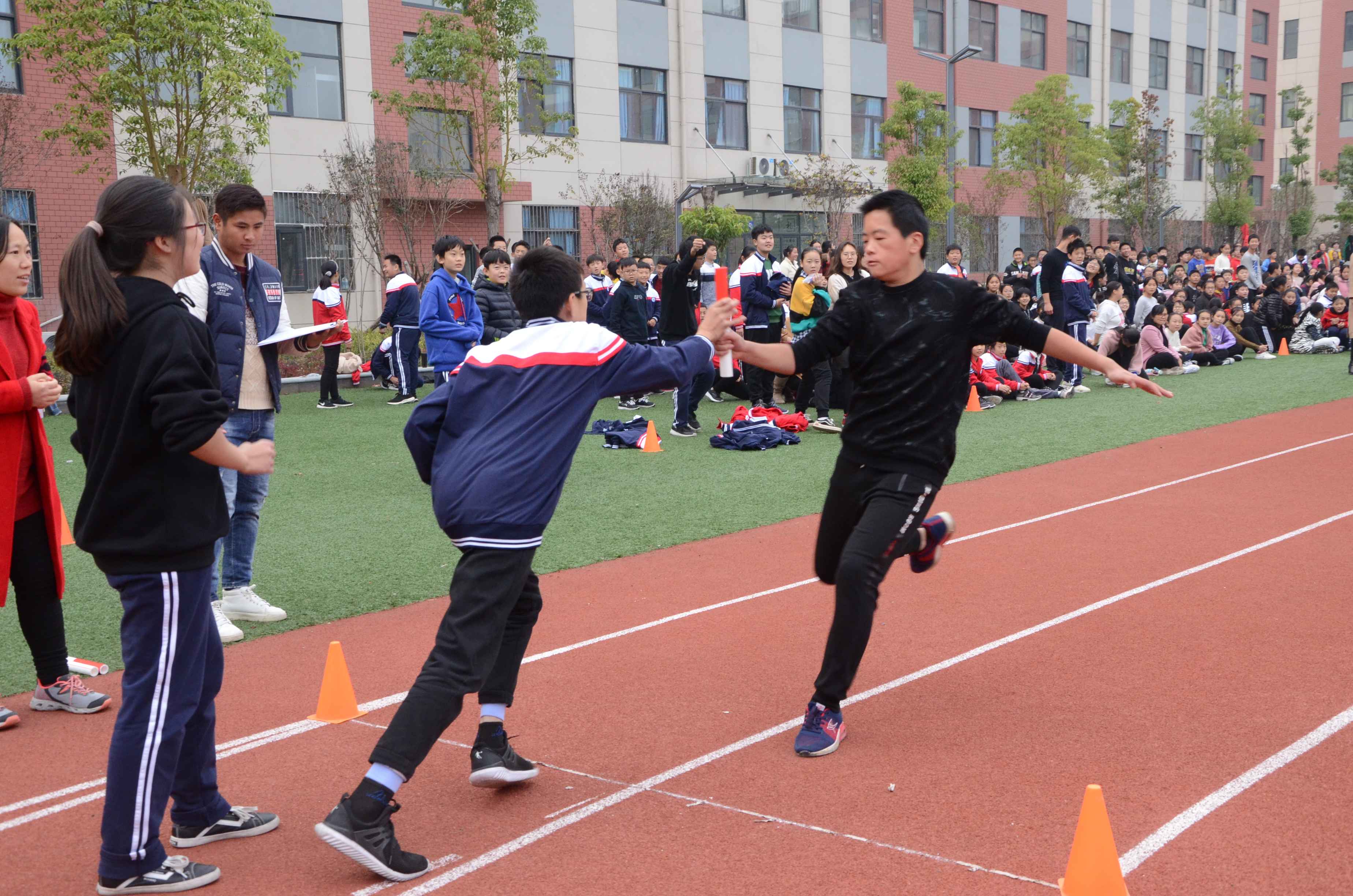 11月15日,郑州新奇中学的操场上演了一场热血沸腾的迎面接力比赛