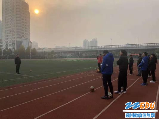 [九中] 体育组开展青年教师模拟上课探讨