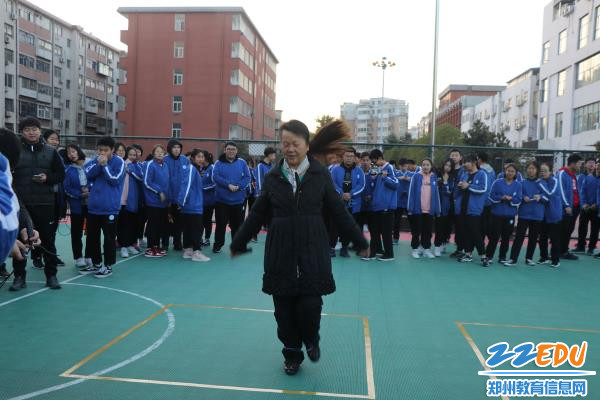 郑州市思齐实验中学执行校长张莹参加跳绳比赛