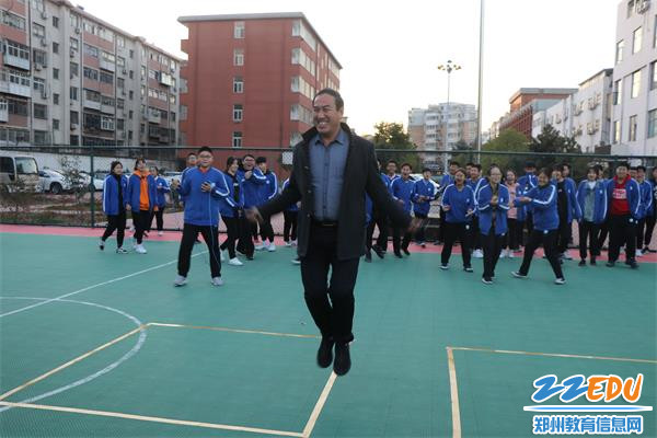 郑州市思齐实验中学副校长邱海泉参加跳绳比赛