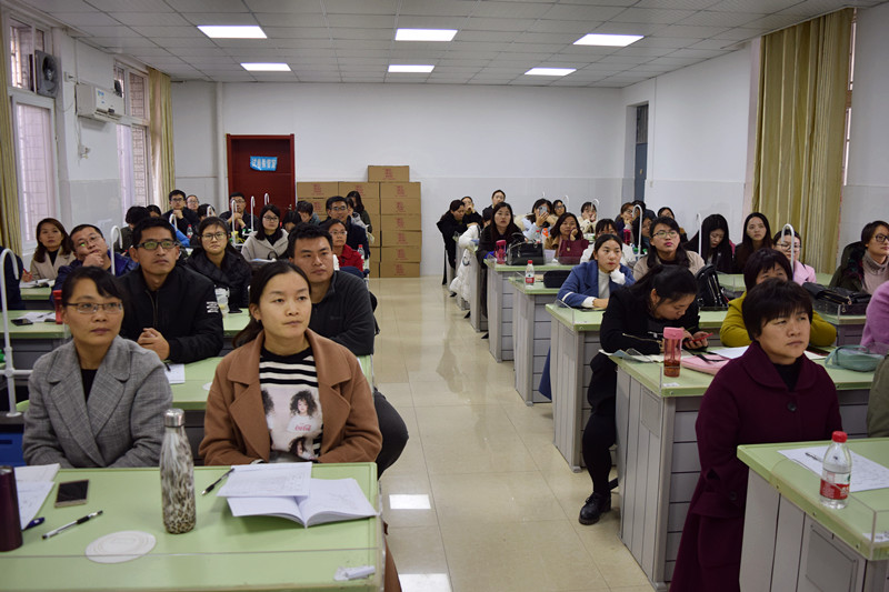 11月22日下午,郑州三中在五中学区教研组的指导下,精心组织开展了数学