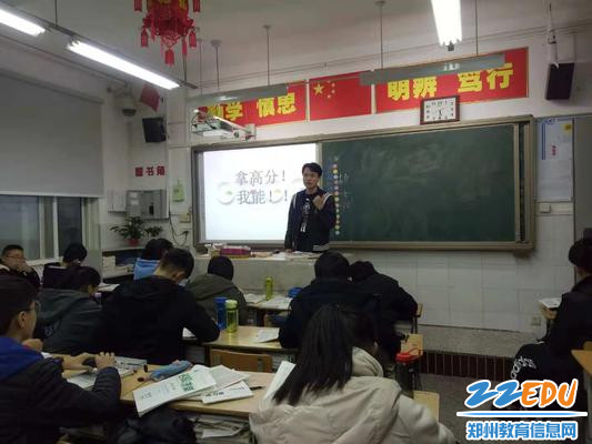 刘大帅老师与学生交流学习经验