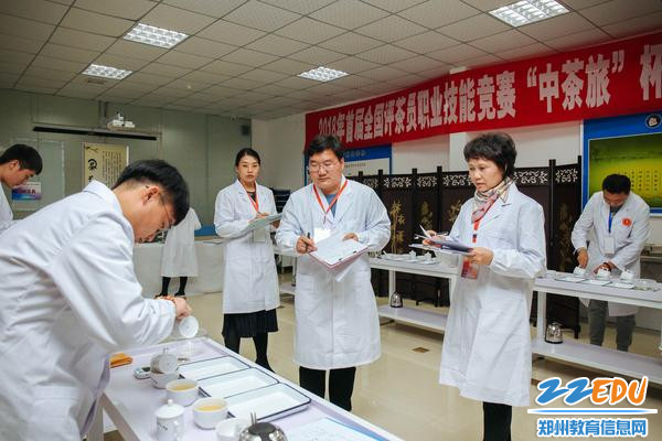 3.裁判组认真评判 3.裁判组认真评判