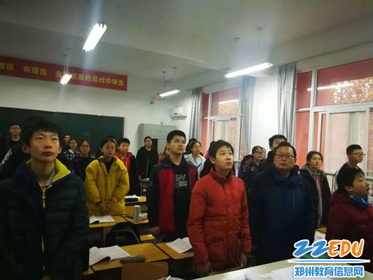 郑州47中八年级学生在室内参加升旗仪式