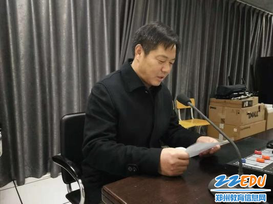 德育处主任胡庆周宣布11月份级部考核结果