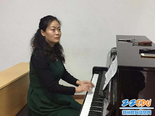 赵素霞老师始终坚持现场钢琴伴奏