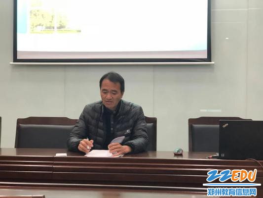 47中学党支部书记王玉增带领党员教师学习宪法知识