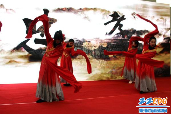 17.孙晓琳老师和学生们精心准备的舞蹈