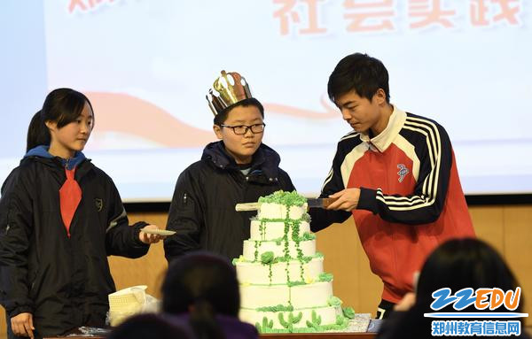 郑州八中过生日的学生与聋生一起切蛋糕