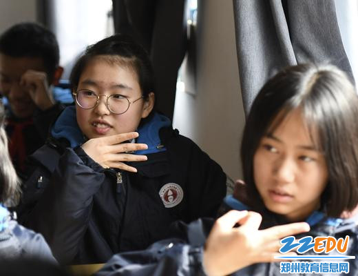郑州八中学生学习手语