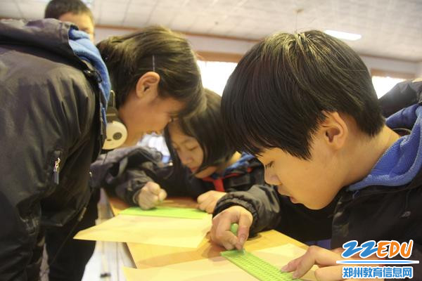 郑州八中学生学习扎盲文点