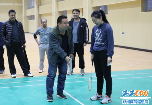行 悦动身心 郑州12中举行教职工羽毛球团体赛