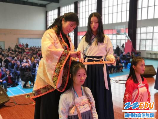 郑州18中校长段亚萍为学生加笄