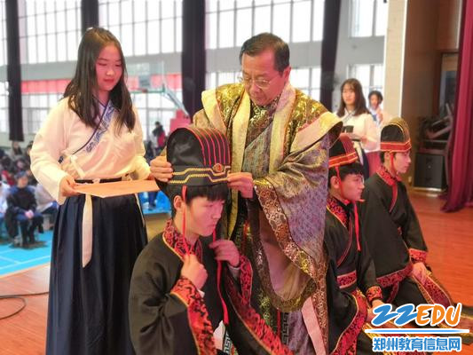郑州18中党总支书记魏勇为学生加冠