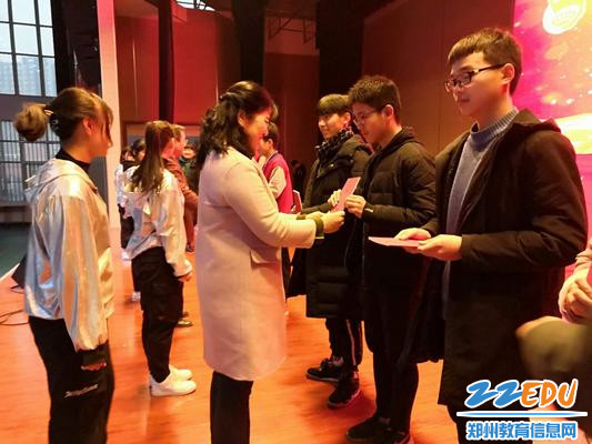 学校领导为学生代表颁发宪法读本