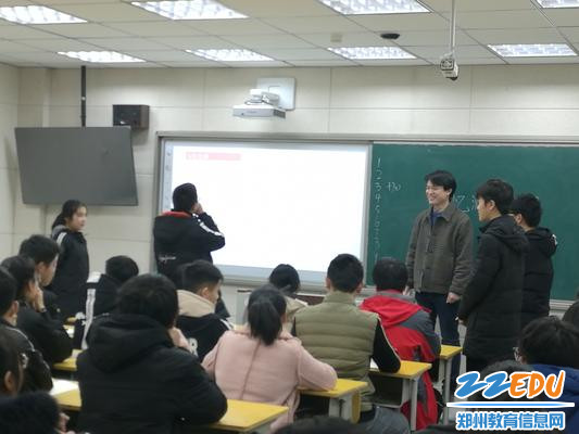 刘大帅老师主持记忆竞赛，学生们热情高涨