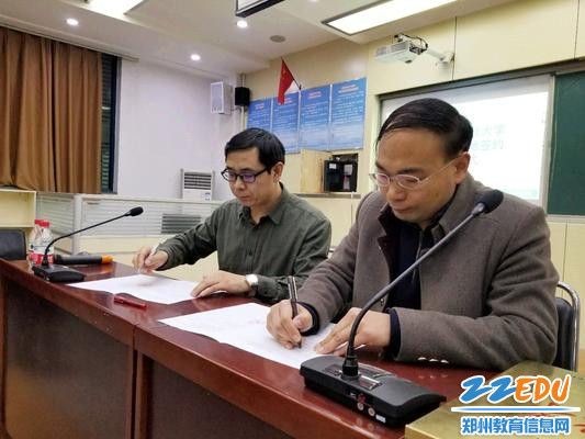 马得林教授与郑州47中副校长栗红涛代表双方学校签订协议