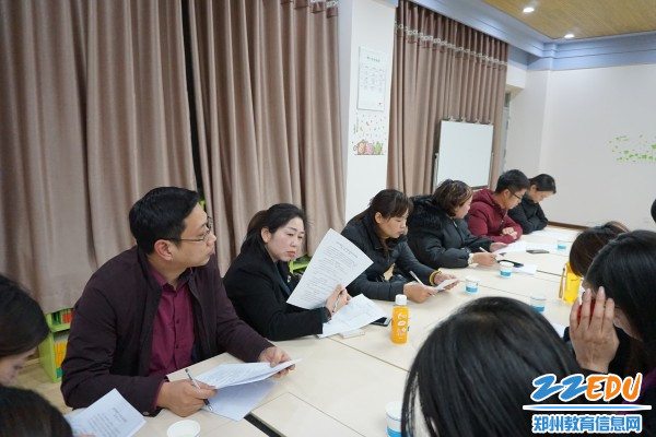 家长委员会成员认真学习《郑州47中家长委员会章程》
