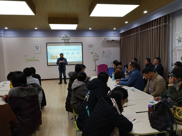 七年级年级长张友军老师主持会议
