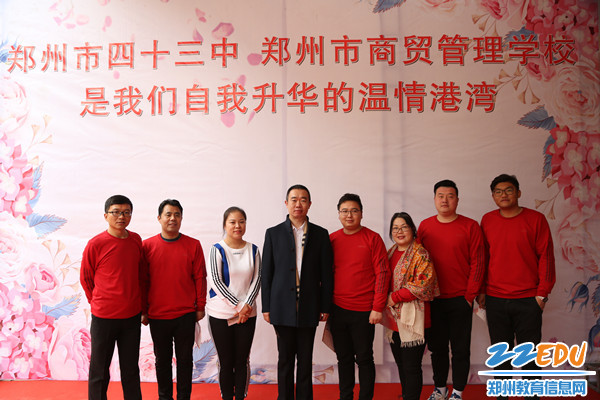 马校长与教师共同留念合影_副本 马校长与教师共同留念合影_副本