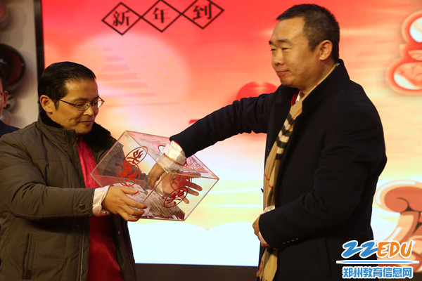 校领导现场抽取幸运大奖_副本 校领导现场抽取幸运大奖_副本