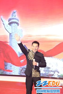 教师激情洋溢高唱《五星红旗》_副本 教师激情洋溢高唱《五星红旗》_副本