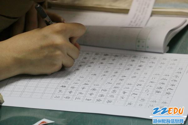 郑州八中青年教师正在进行钢笔字书写