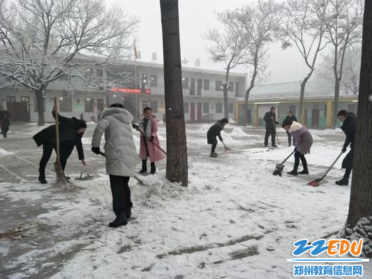 戴文雅校长带领大家打扫校园积雪