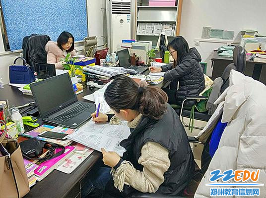 1+政治办公室的老师们在寒冬时节脱去棉衣安心办公 1+政治办公室的老师们在寒冬时节脱去棉衣安心办公