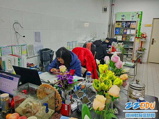 2+生物办公室的各种生物在温暖的办公室生长 2+生物办公室的各种生物在温暖的办公室生长