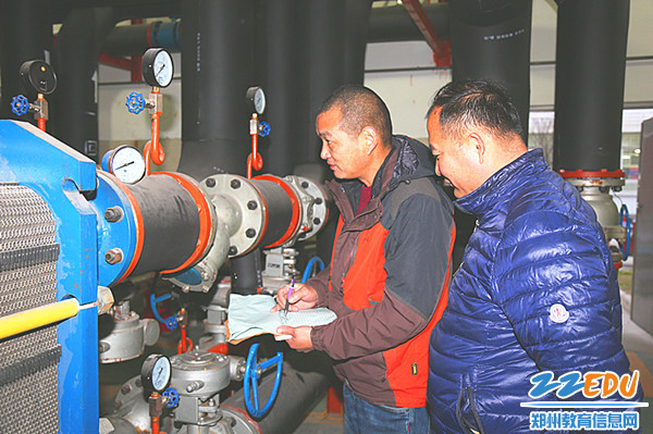 4+为了保证供暖正常,师傅们24小时坚守,定时检查记录数据 4+为了保证供暖正常,师傅们24小时坚守,定时检查记录数据