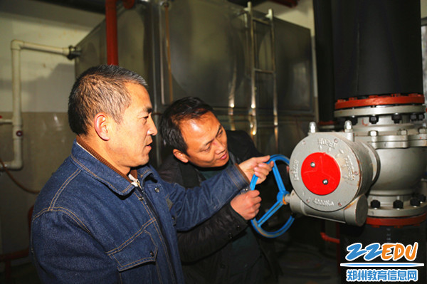 5+热力供应站的热力设备,需要师傅们的精心调制,一丝不苟才能够保证师生们的正常供暖 5+热力供应站的热力设备,需要师傅们的精心调制,一丝不苟才能够保证师生们的正常供暖