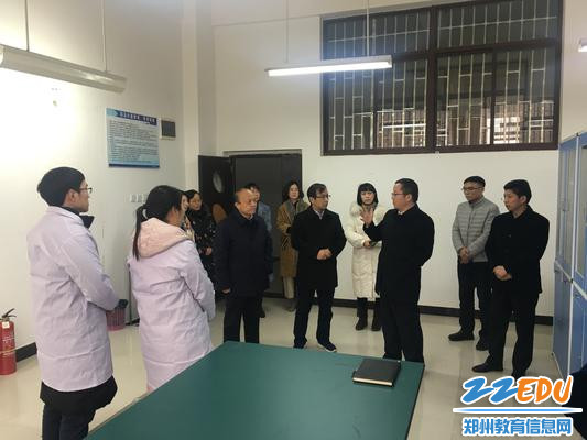 郑东新区党工委委员陈平山检查学校安全工作