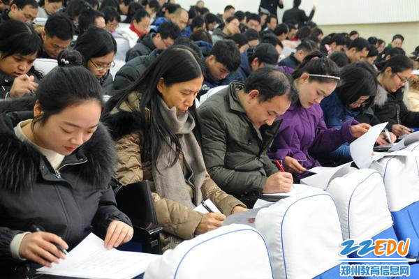 郑州九中教师认真阅读并填写测评表