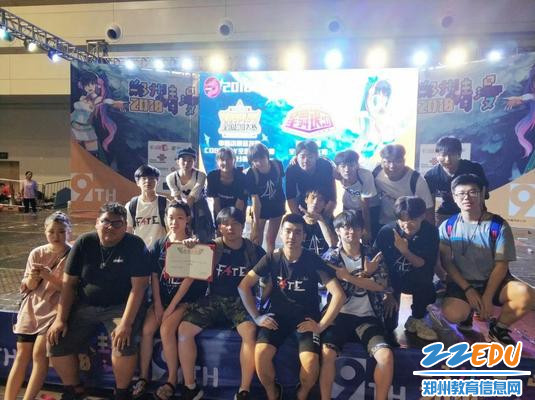 参加郑州青少年动漫游戏文化节的成员
