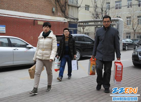 郑州九中新年慰问团走访慰问离退休老干部和生活困难职工