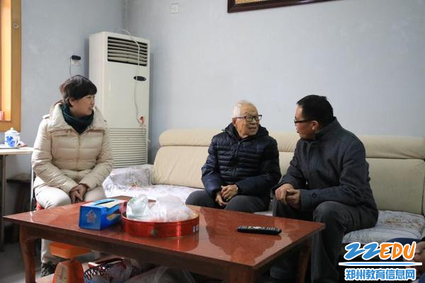 张莹校长和孙国岩书记看望离休干部景自琳老师