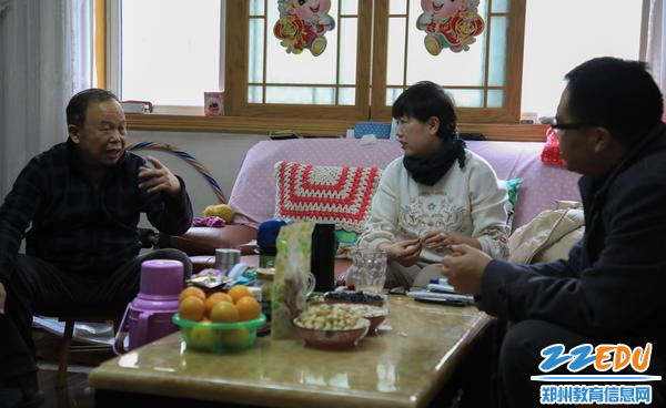 张莹校长与退休特级教师张村田亲切交谈