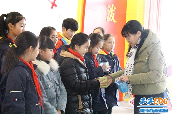 3陈敏副校长给同学们颁发奖品 3陈敏副校长给同学们颁发奖品