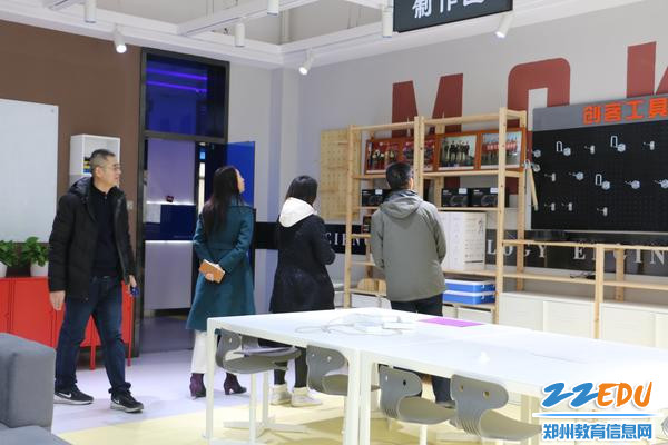 参观学生发展中心的创客空间 参观学生发展中心的创客空间
