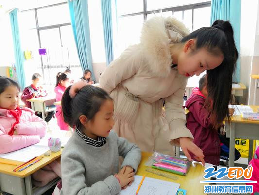 2.高新外小的监考老师在考前认真检查小嫩芽的考试信息和学习用具 2.高新外小的监考老师在考前认真检查小嫩芽的考试信息和学习用具