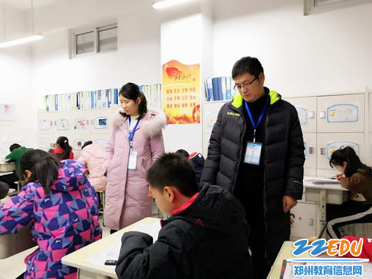 5.贾贵杰副校长和柳晓娜老师两位驻学督考巡视考场 5.贾贵杰副校长和柳晓娜老师两位驻学督考巡视考场