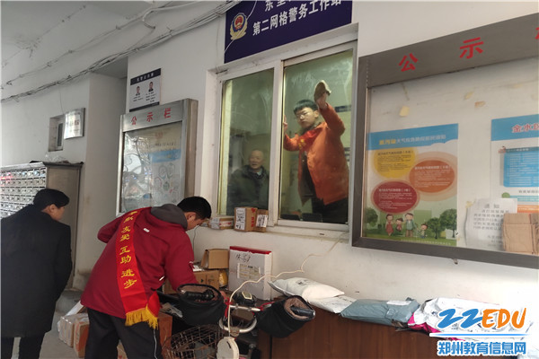 志愿者打扫门卫室卫生_副本 志愿者打扫门卫室卫生_副本