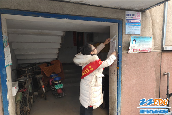 李丹书记清理楼道卫生_副本 李丹书记清理楼道卫生_副本