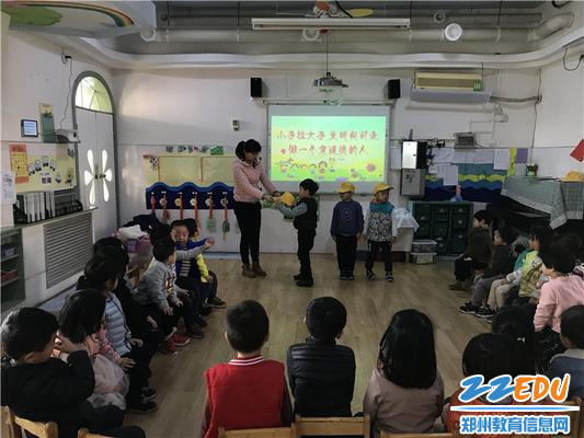 2.1、老师带幼儿开展主题活动 2.1、老师带幼儿开展主题活动