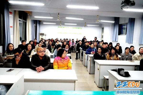 家长认真聆听 家长认真聆听